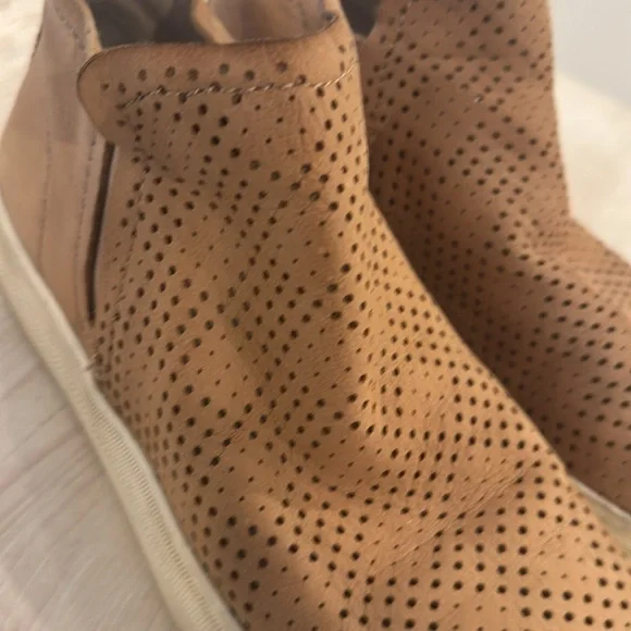 Dolce Vita Sneakers - Picture 9 of 9